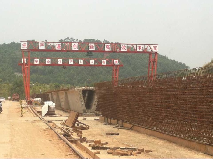 通用門式起重機圖片